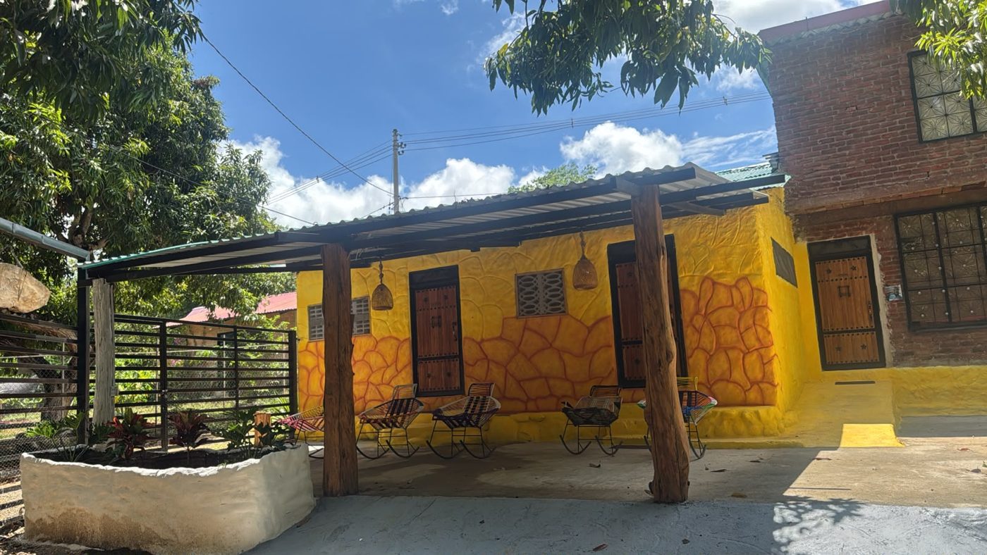 Cabaña amarilla con porche