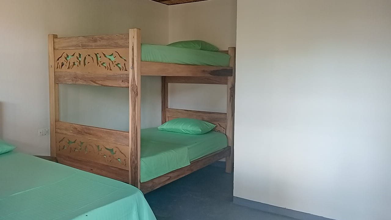 Camarote y cama en la habitación de 4 a 6 personas